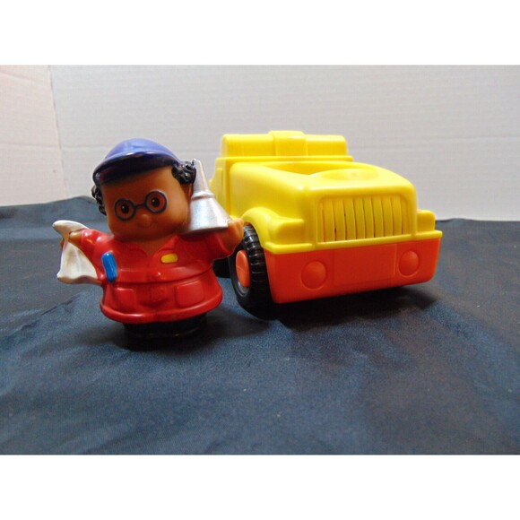 Fisher Price Little People Tow Truck Wrecker with Sound and Figure 2006 - Picture 2 of 6